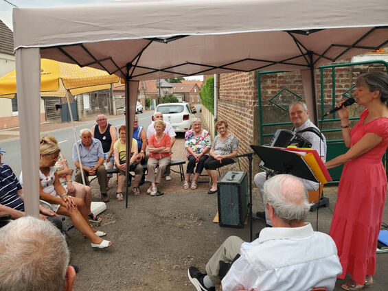 16 août 2022 - spectacle de la Baraque à Frat dans les rues de Flesquières - Crédit photo Fernande Lamouret