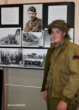 15 octobre 2022 - FLESQUIERES - Cérémonie d'inauguration de l'abribus et d'hommage au Caporal américain J. Bergman avec l'incrustation de son portrait sur la stèle du souvenir - Crédit Photo Jean Marie Caudmont