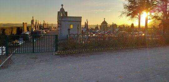 Cimetière de Flesquières  - entrée principale sud - le soir soleil couchant
