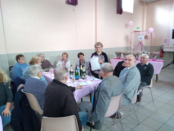 octobre rose Flesquières 2022 - Mme Jeanne Lavallee remportant son lot à la tombola !!!
Crédit photo : Mr Leloir Fabien