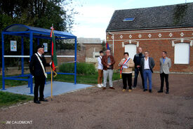 15 octobre 2022 - FLESQUIERES - Cérémonie d'inauguration de l'abribus et d'hommage au Caporal américain J. Bergman avec l'incrustation de son portrait sur la stèle du souvenir - Crédit Photo Jean Marie Caudmont