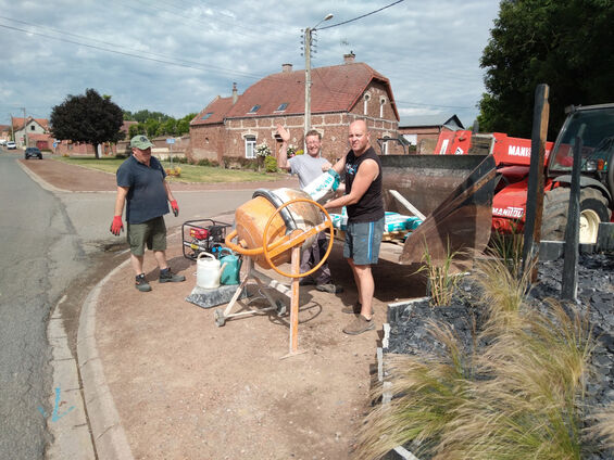 4 juin 2022 - coulage dalle de béton pour support blason de la place
Crédit photo Fabien Leloir