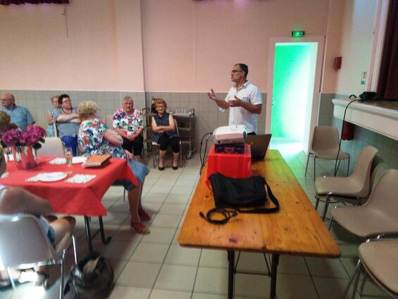 Présentation par Fabien Leloir du nouveau site Internet aux aînés de la commune Présentation par Fabien Leloir du nouveau site Internet aux aînés de la commune