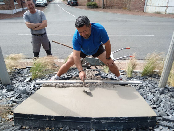 4 juin 2022 - coulage dalle de béton pour support blason de la place
José Da Cunha, conseiller municipal, en train de lisser la dalle...
Crédit photo Fabien Leloir