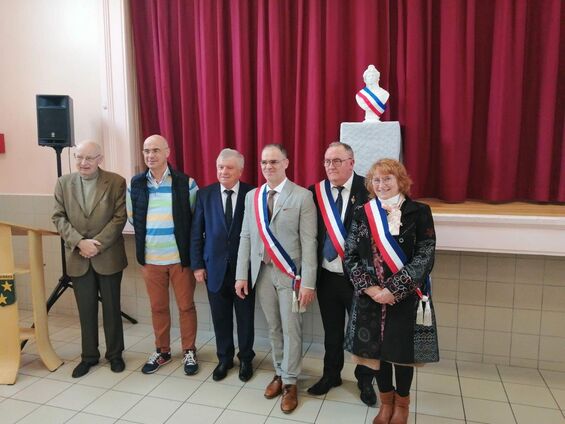 De gauche à droite :
Mr Jacques Legendre, ancien ministre et ancien sénateur
Dr Yannick Caremelle, conseiller départemental de la 18ème circonscription
Mr Guy Bricout, député de la 18ème circonscription
Mr Fabien Leloir, élu 1er adjoint
Mr Billy Journet, élu maire
Mme Geneviève Le Person, élue 2ème adjoint