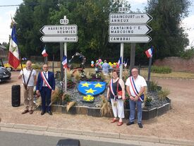 14 juillet 2022 - commune de flesquières - inauguration du blason communal - Pierre Duquennoy, porte-drapeau, Fabien Leloir 2ème adjoint, Fernande Lamouret maire, Billy Journet 1er adjoint - Crédit photo Aurélie Lavallée