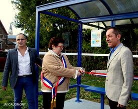 15 octobre 2022 - FLESQUIERES - Cérémonie d'inauguration de l'abribus et d'hommage au Caporal américain J. Bergman avec l'incrustation de son portrait sur la stèle du souvenir - Crédit Photo Jean Marie Caudmont
