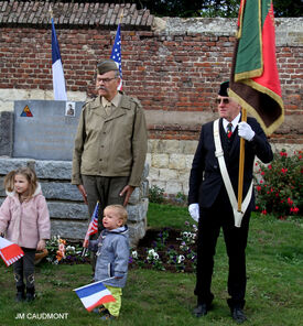 15 octobre 2022 - FLESQUIERES - Cérémonie d'inauguration de l'abribus et d'hommage au Caporal américain J. Bergman avec l'incrustation de son portrait sur la stèle du souvenir - Crédit Photo Jean Marie Caudmont