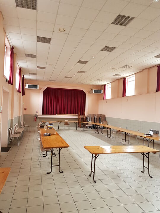 salle des fêtes - aménagement permettant les réunions de conseil municipal respectant la distanciation