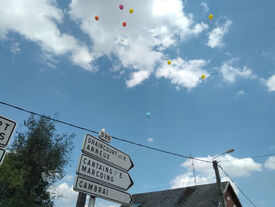 14 juillet 2022 - FLESQUIERES - Inauguration du blason au centre du village, lâcher de ballons des enfants - Crédit photo Fabien LELOIR