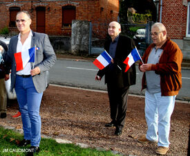 15 octobre 2022 - FLESQUIERES - Cérémonie d'inauguration de l'abribus et d'hommage au Caporal américain J. Bergman avec l'incrustation de son portrait sur la stèle du souvenir - Crédit Photo Jean Marie Caudmont