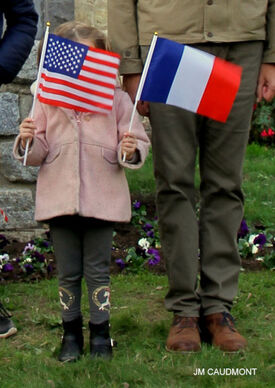 15 octobre 2022 - FLESQUIERES - Cérémonie d'inauguration de l'abribus et d'hommage au Caporal américain J. Bergman avec l'incrustation de son portrait sur la stèle du souvenir - Crédit Photo Jean Marie Caudmont