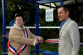 15 octobre 2022 - FLESQUIERES - Cérémonie d'inauguration de l'abribus et d'hommage au Caporal américain J. Bergman avec l'incrustation de son portrait sur la stèle du souvenir - Crédit Photo Jean Marie Caudmont