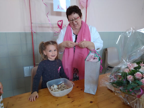 octobre rose Flesquières 2022 - Chloé Duquesnoy et Mme le Maire Fernande Lamouret lors du tirage des tickets gagnants de la tombola
Crédit photo : Mr Leloir Fabien
