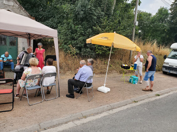 16 août 2022 - spectacle de la Baraque à Frat dans les rues de Flesquières - Crédit photo Fernande Lamouret