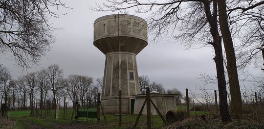 le château d'eau du village dorénavant exploité par l'Agence NOREADE