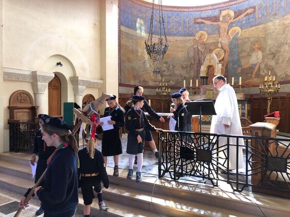 10 juillet 2022 - troupe de scouts au sein de l'Eglise de Flesquières - Crédit photo Gilles de Valicourt