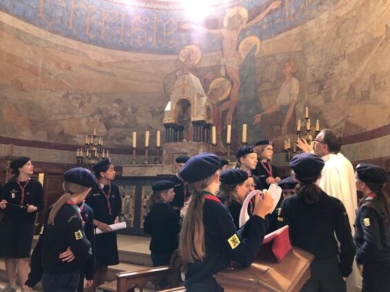10 juillet 2022 - troupe de scouts au sein de l'Eglise de Flesquières - Crédit photo Gilles de Valicourt