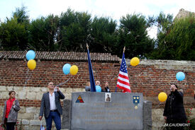 15 octobre 2022 - FLESQUIERES - Cérémonie d'inauguration de l'abribus et d'hommage au Caporal américain J. Bergman avec l'incrustation de son portrait sur la stèle du souvenir - Crédit Photo Jean Marie Caudmont