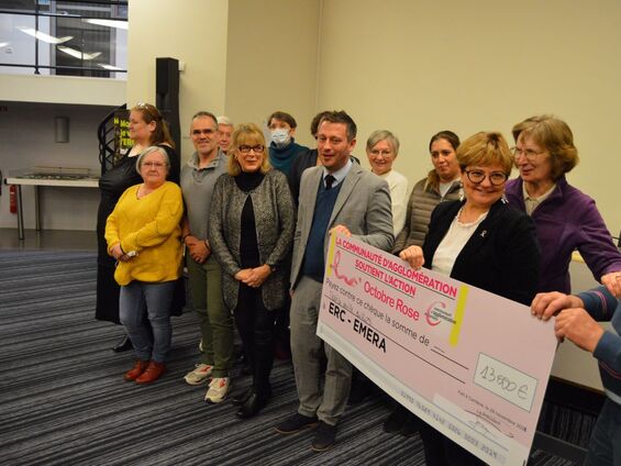 8 décembre 2022 - Remise des dons collectés par la commune de Flesquières à l'occasion d'octobre rose à la CAC de Cambrai - Crédit Photo : Mr Philippe Moreau, Cambrai Métropole News A gauche, Aurélie Lavallée, secrétaire de l'Association Flesquières en fêtes, Bernadette Lefebvre, membre bénévole de l'association Flesquières en fêtes et Fabien Leloir, 2ème adjoint de la commune, Marie-Bernadette Buisset, maire de Seranville-Séranvillers et référente de l'opération à la CAC, à ses côté le Président de la CAC, Nicolas Siegler.
