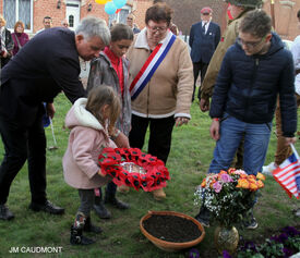 15 octobre 2022 - FLESQUIERES - Cérémonie d'inauguration de l'abribus et d'hommage au Caporal américain J. Bergman avec l'incrustation de son portrait sur la stèle du souvenir - Crédit Photo Jean Marie Caudmont