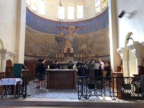 10 juillet 2022 - troupe de scouts au sein de l'Eglise de Flesquières - Crédit photo Gilles de Valicourt