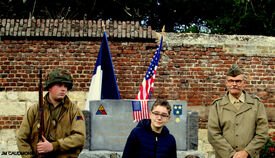 15 octobre 2022 - FLESQUIERES - Cérémonie d'inauguration de l'abribus et d'hommage au Caporal américain J. Bergman avec l'incrustation de son portrait sur la stèle du souvenir - Crédit Photo Jean Marie Caudmont