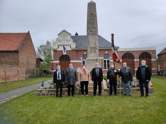Commémorations du 8 mai :
de gauche à droite : Mr Guy Duval, Mr Journet Billy, Mme Fernande Lamouret, Mr Bernard Bara, Mr Dominique Babin, Mr Hubert Dumont, Mr Bernard Drain Commémorations du 8 mai : de gauche à droite : Mr Guy Duval, Mr Journet Billy, Mme Fernande Lamouret, Mr Bernard Bara, Mr Dominique Babin, Mr Hubert Dumont, Mr Bernard Drain