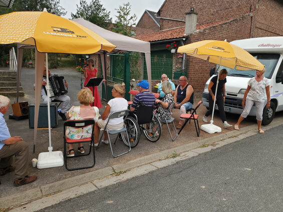 16 août 2022 - spectacle de la Baraque à Frat dans les rues de Flesquières - Crédit photo Fernande Lamouret