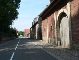 Rue du Moulin - les corps d’exploitation agricole sont pour la plupart bien insérés dans le bâti existant.