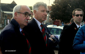 15 octobre 2022 - FLESQUIERES - Cérémonie d'inauguration de l'abribus et d'hommage au Caporal américain J. Bergman avec l'incrustation de son portrait sur la stèle du souvenir - Crédit Photo Jean Marie Caudmont