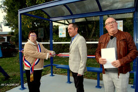 15 octobre 2022 - FLESQUIERES - Cérémonie d'inauguration de l'abribus et d'hommage au Caporal américain J. Bergman avec l'incrustation de son portrait sur la stèle du souvenir - Crédit Photo Jean Marie Caudmont