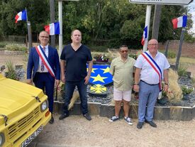 14 juillet 2022 - inauguration du blason communal - Fabien Leloir, 2ème adjoint ; Aymeric Drain, conseiller municipal ; José Da Cuhna, conseiller communal ; Billy Journet, 1er adjoint ; et la Méhari d'Aymeric tricolorisée elle aussi... - Crédit photo Fabien LELOIR