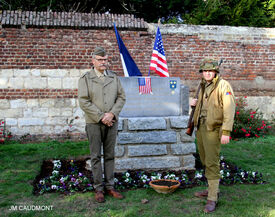 15 octobre 2022 - FLESQUIERES - Cérémonie d'inauguration de l'abribus et d'hommage au Caporal américain J. Bergman avec l'incrustation de son portrait sur la stèle du souvenir - Crédit Photo Jean Marie Caudmont