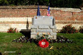 15 octobre 2022 - FLESQUIERES - Cérémonie d'inauguration de l'abribus et d'hommage au Caporal américain J. Bergman avec l'incrustation de son portrait sur la stèle du souvenir - Crédit Photo Jean Marie Caudmont