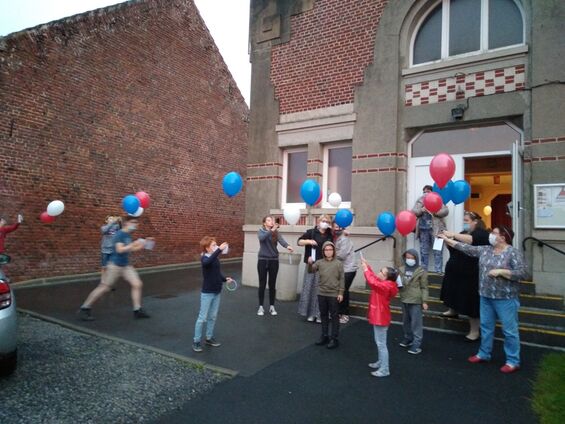 13 juillet 2021 - Flesquières - préparation du lâcher de ballons par les enfants