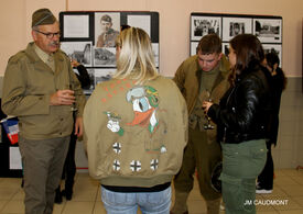 15 octobre 2022 - FLESQUIERES - Cérémonie d'inauguration de l'abribus et d'hommage au Caporal américain J. Bergman avec l'incrustation de son portrait sur la stèle du souvenir - Crédit Photo Jean Marie Caudmont