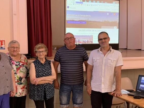 Présentation du nouveau site Internet aux aînés : Mme Le maire, la trésorière de l'association MF Drain, la Présidente, Billy Journet 1er adjoint et Fabien Leloir 2ème adjoint Présentation du nouveau site Internet aux aînés : Mme Le maire, la trésorière de l'association MF Drain, la Présidente, Billy Journet 1er adjoint et Fabien Leloir 2ème adjoint