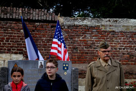 15 octobre 2022 - FLESQUIERES - Cérémonie d'inauguration de l'abribus et d'hommage au Caporal américain J. Bergman avec l'incrustation de son portrait sur la stèle du souvenir - Crédit Photo Jean Marie Caudmont