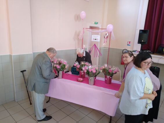 octobre rose Flesquières 2022 - Stand de vente de roses.
Crédit photo : Mr Leloir Fabien