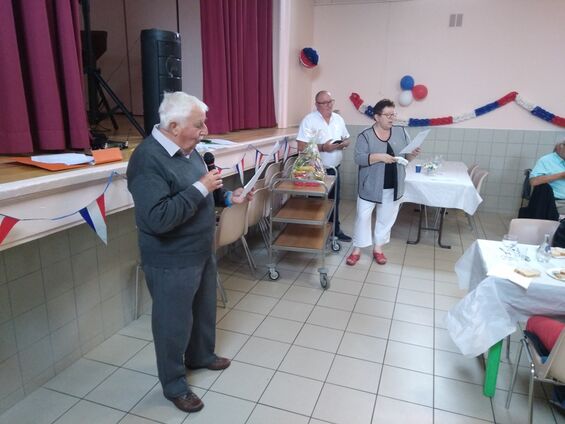 Repas du 14 juillet 2021 - Flesquières - animation de chant par Paul Goubet épaulé de Mme le Maire et des deux adjoints