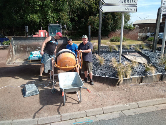 4 juin 2022 - coulage dalle de béton pour support blason de la place
Crédit photo Fabien Leloir