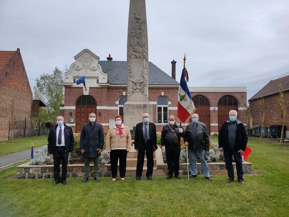 Commémorations du 8 mai :
de gauche à droite : Mr Guy Duval, Mr Leloir Fabien, Mme Fernande Lamouret, Mr Bernard Bara, Mr Dominique Babin, Mr Hubert Dumont, Mr Bernard Drain Commémorations du 8 mai : de gauche à droite : Mr Guy Duval, Mr Leloir Fabien, Mme Fernande Lamouret, Mr Bernard Bara, Mr Dominique Babin, Mr Hubert Dumont, Mr Bernard Drain