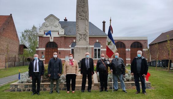 Commémorations du 8 mai : de gauche à droite : Mr Guy Duval, Mr Leloir Fabien, Mme Fernande Lamouret, Mr Bernard Bara, Mr Dominique Babin, Mr Hubert Dumont, Mr Bernard Drain