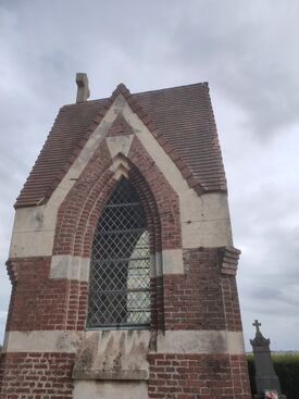 Vue de face de la chapelle du cimetière après restauration de la toiture