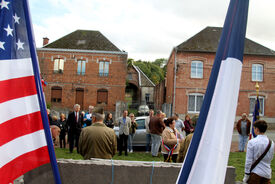 15 octobre 2022 - FLESQUIERES - Cérémonie d'inauguration de l'abribus et d'hommage au Caporal américain J. Bergman avec l'incrustation de son portrait sur la stèle du souvenir - Crédit Photo Jean Marie Caudmont