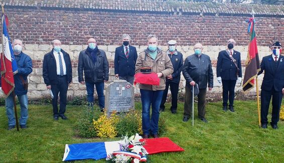 commémorations du 19 mai 1940 - flesquières - Place des combattants - les membres de l'association du Tank, les représentants des AFN, les deux adjoints et le porte-drapeau JM Caudemont