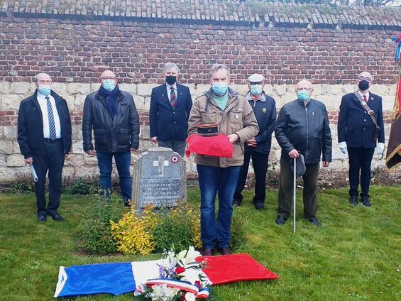 commémorations du 19 mai 1940 - flesquières - Place des combattants - les membres de l'association du Tank, les représentants des AFN, les deux adjoints et le porte-drapeau JM Caudemont commémorations du 19 mai 1940 - flesquières - Place des combattants - les membres de l'association du Tank, les représentants des AFN, les deux adjoints et le porte-drapeau JM Caudemont