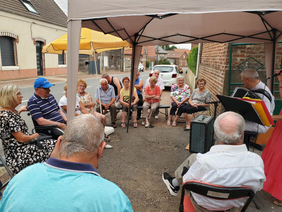 16 août 2022 - spectacle de la Baraque à Frat dans les rues de Flesquières - Crédit photo Fernande Lamouret
