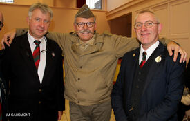 15 octobre 2022 - FLESQUIERES - Cérémonie d'inauguration de l'abribus et d'hommage au Caporal américain J. Bergman avec l'incrustation de son portrait sur la stèle du souvenir - Crédit Photo Jean Marie Caudmont